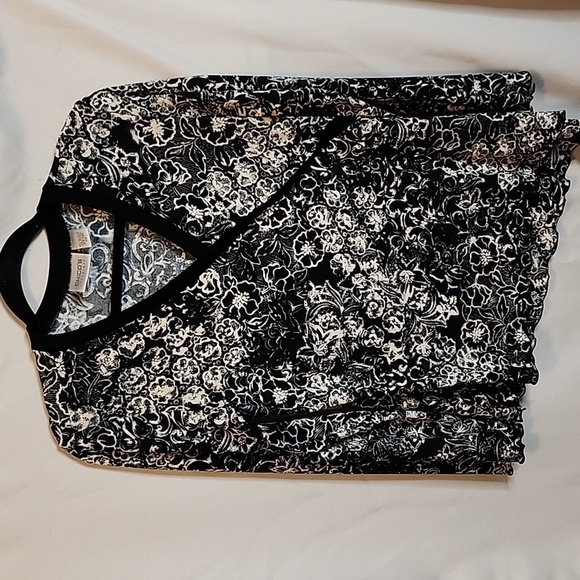 Chico's Travelers Women's Black Floral Asymmetrical Blouse Size 1 (8)Medium - Picture 1 of 7
